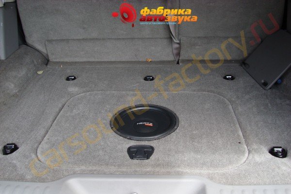 установка сабвуфера Hertz Chevrolet Trailblazer