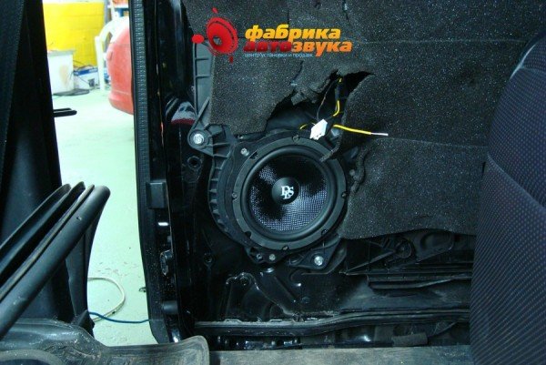 установка акустики DLS Toyota Alphard