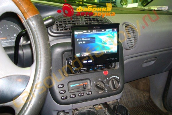 установка мультимедийной системы Pioneer AVH-P6300BT Pioneer AVH-P6300BT Dodge Caravan