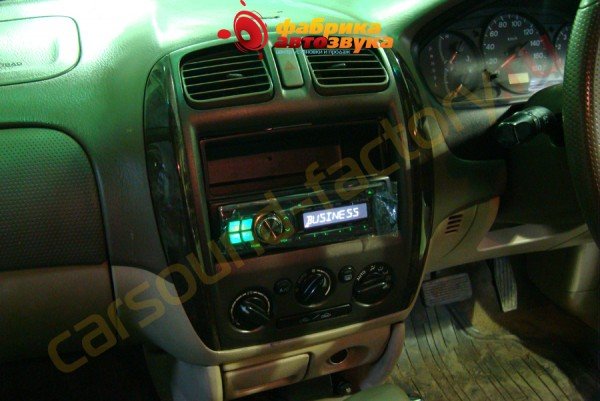 установка автомагнитолы Alpine CDE-120R Mazda Familia