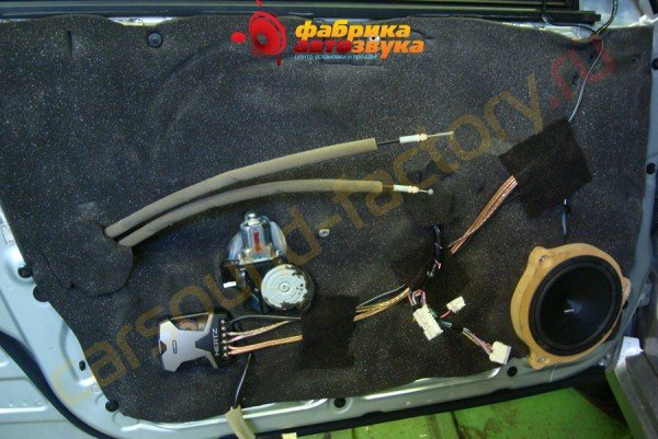 установка передних динамиков Hertz Nissan Teana