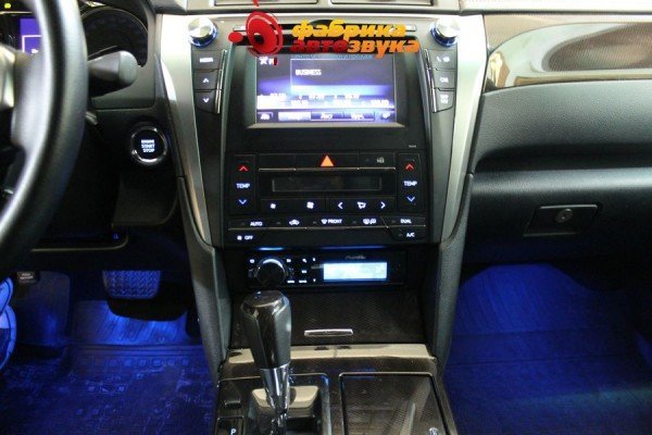 установка 1din магнитолы в авто Pioneer Toyota Camry 2015+ (v55)