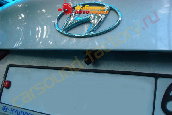 Установка камеры заднего вида AVIS AVIS Hyundai Elantra