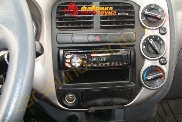 установка магнитолы Pioneer DEH-1600ub Kia Bongo