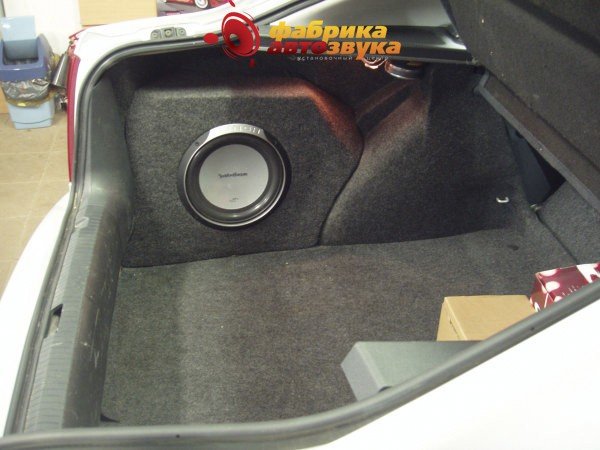 Сабвуфер в корпусе стелс Rockford Fosgate P1 Skoda Octavia