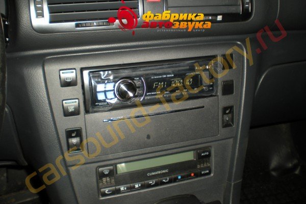 установка автомагнитолы Alpine CDE-100EUB Alpine CDE-100EUB Skoda SuperB