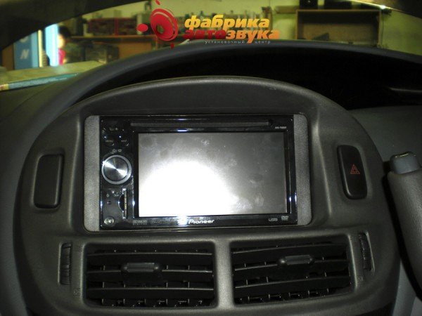 Установка магнитолы Pioneer Pioneer AVIC-F900BT Toyota Sienna
