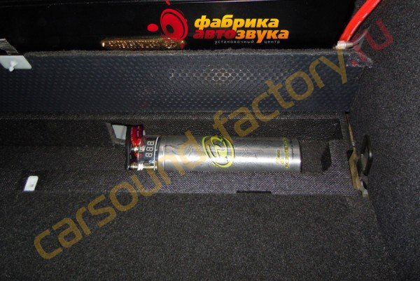 установка конденсатора Stinger 2Farad Subaru Forester
