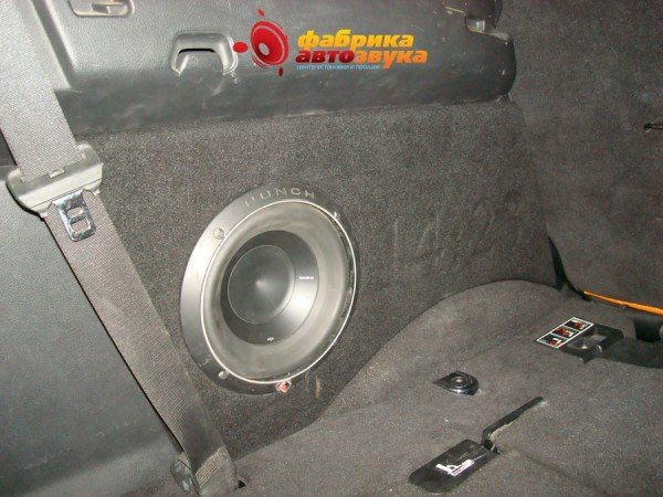 установка сабвуфера в крыло Rockford Fosgate Land Rover Discovery 3
