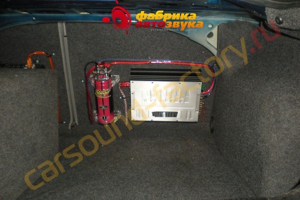 установка усилителя и конденсатора Mystery, Stinger Volkswagen Passat 5