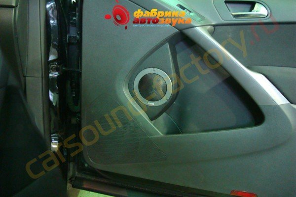 подиум под среднечастотник Polk Audio Volkswagen Tiguan
