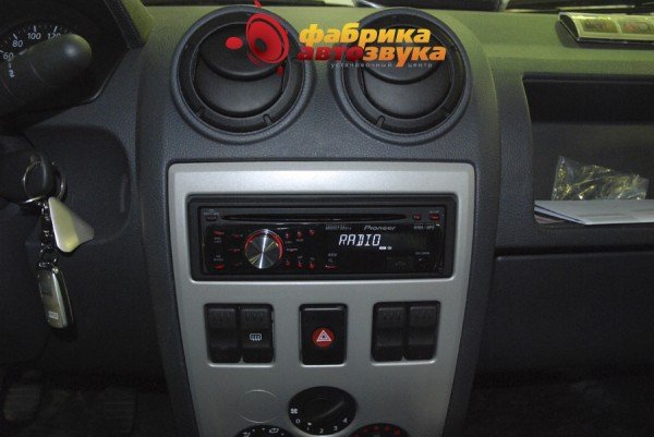 Установка магнитолы Pioneer Pioneer DEH-2200UB Renault Logan