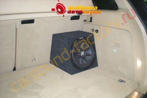 установка сабвуфера Kicker VCVX12 Kicker VCVX12 Volkswagen Touareg