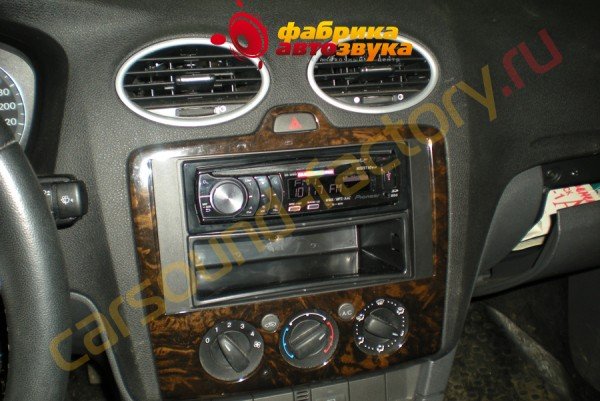 установка автомагнитолы Pioneer DEH-6310SD Pioneer DEH-6310SD Ford Focus 2
