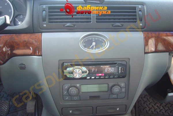 установка автомагнитолы Pioneer DEH-1420UB ГАЗ Волга