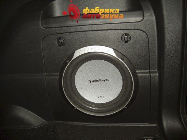 Установка сабвуфера Rockford Fosgate Rockford Fosgate P1 SsangYong Kyron
