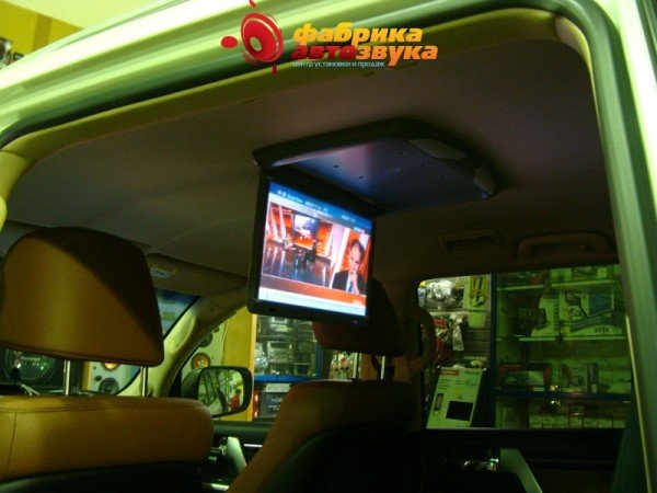 установка потолочного монитора AVIS Toyota Land Cruiser 200