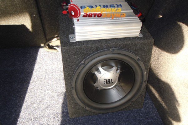 Установка сабвуфера JBL GT5-10 Nissan Qashqai