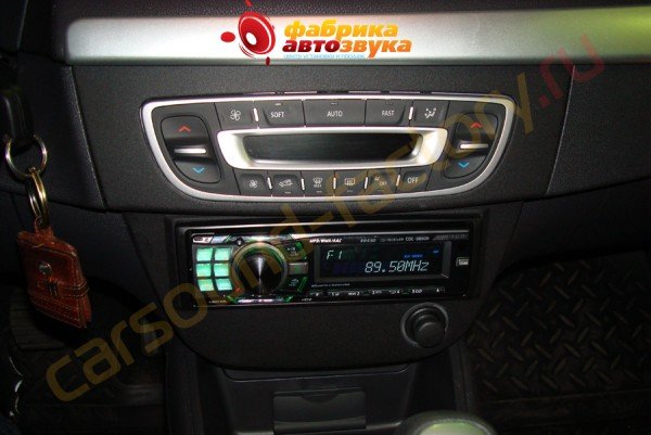 установка автомагнитолы Alpine CDE-9880 Alpine CDE-9880 Renault Megane 3
