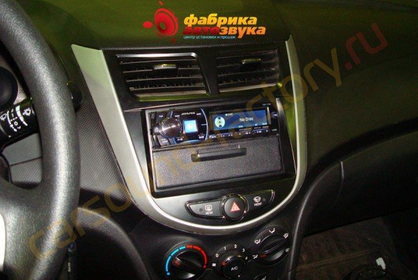 Установка автомагнитолы Alpine CDE-175R Alpine CDE-175R Hyundai Solaris