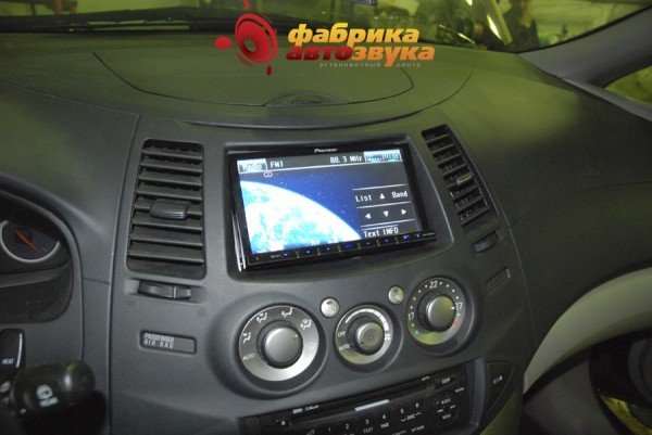 Установка магнитолы Pioneer Pioneer AVH-P4100DVD Mitsubishi Grandis