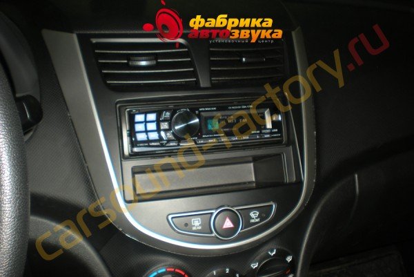 Установка автомагнитолы Alpine CDA-117Ri Alpine CDA-117Ri Hyundai Solaris