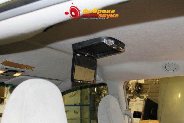 установка потолочного монитора с dvd AVIS Toyota Sienna