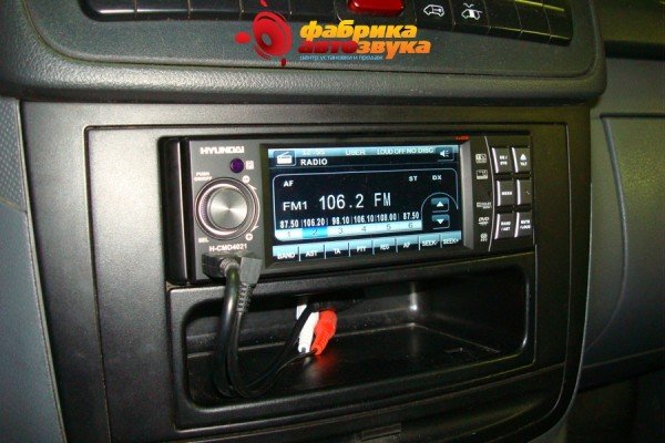 Установили магнитолу Hyundai H-CMD4021 Merсedes Vito