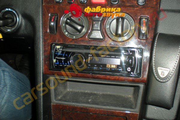 установка магнитолы Pioneer DEH-4200SD Pioneer DEH-4200SD Merсedes C class