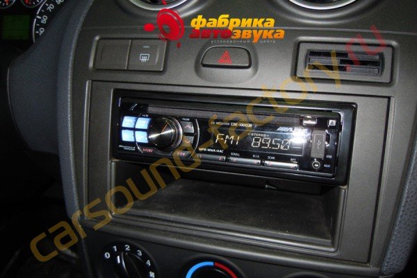 установка магнитолы Alpine CDE-100EUB Ford Fiesta