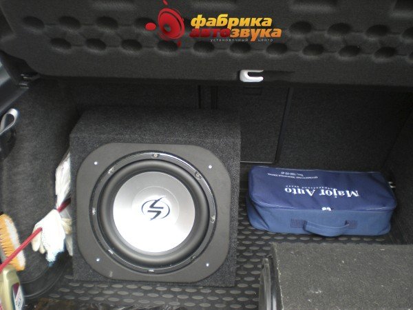 Установка сабвуфера Lightning Audio S4.12.4 vented box Skoda Octavia