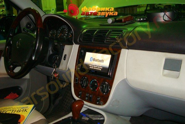 установка головного устройства JVC KW-AV70BT JVC KW-AV70BT Merсedes ML