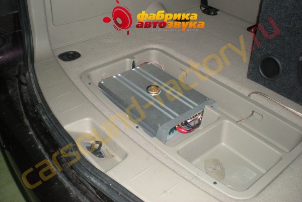 установка автомобильного усилителя мощности DLS MA41 SsangYong Kyron