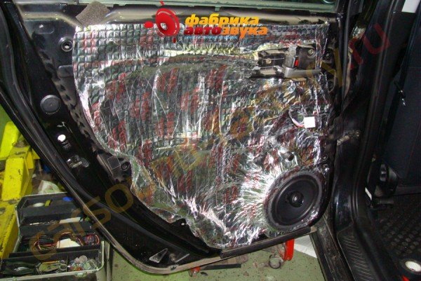 шумоизоляция задних дверей в 2 слоя SGM Mazda 3