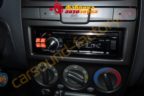 Установка магнитолы Alpine CDE-111RM Hyundai Accent