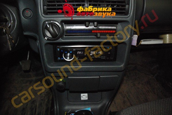 установка магнитолы Pioneer DEH-P4100SD Lada Samara