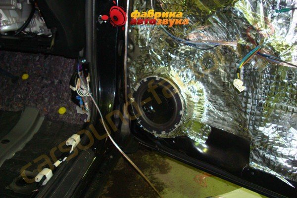 установка фронтальной акустики DSL DLS Toyota Corolla