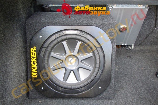 Установка сабвуфера Kicker Skoda Octavia