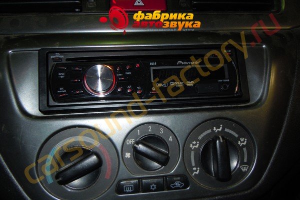 Установка магнитолы Pioneer DVH-3200UB Mitsubishi Lancer