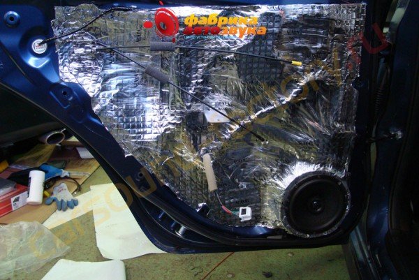 шумоизоляция задних дверей в 2 слоя SGM Subaru XV