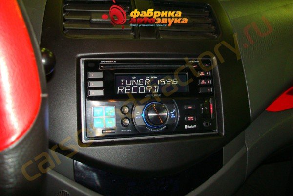 установка магнитолы Alpine CDE-W235BT Alpine CDE-W235BT Chevrolet Spark 2014