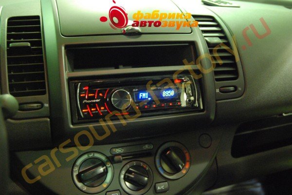 установка 1Din магнитолы Pioneer DEH-4250SD Nissan Note