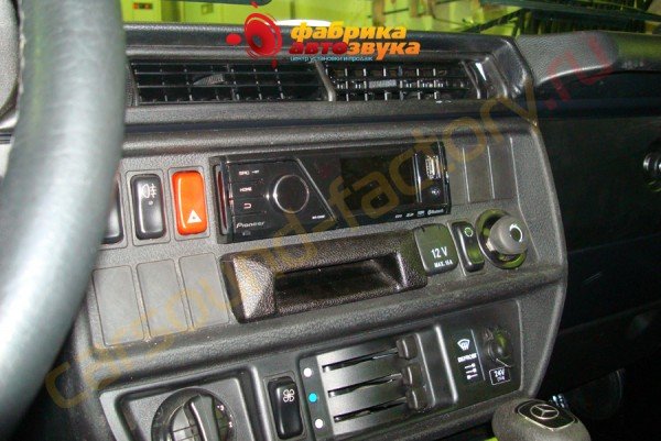 Установка автомагнитолы Pioneer MVH-8300BT Pioneer MVH-8300BT Merсedes Gelentwagen