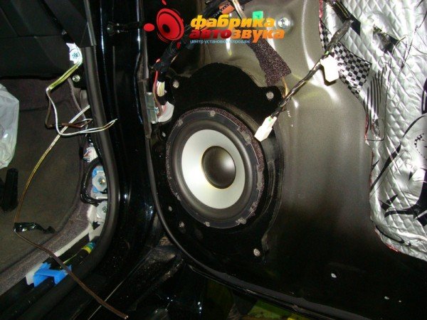 установка акустики DLS UP36i DLS UP36i Toyota Land Cruiser 200