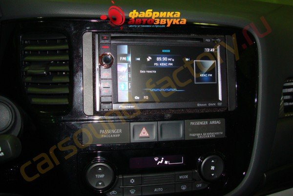 установка автомагнитолы Pioneer AVIC-F940BT Pioneer AVIC-F940BT Mitsubishi Outlander 2013