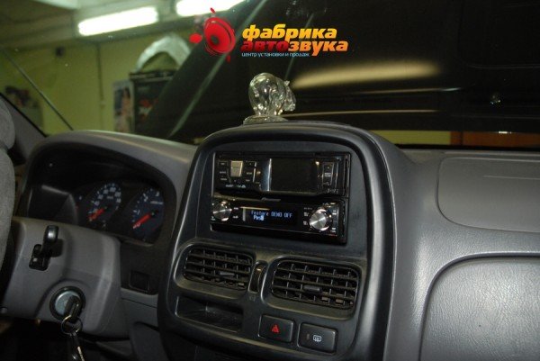 автомагнитола и бортовой компьютер - Nissan NP 300