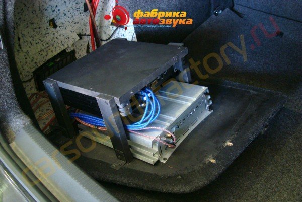 установка усилителей в нишу багажника Alpine и DLS Volkswagen Passat 6
