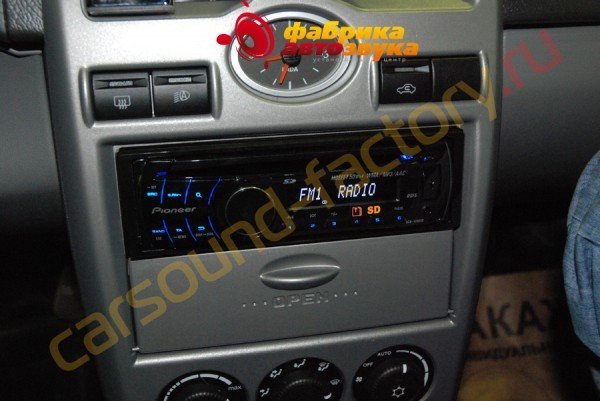 установка магнитолы Pioneer DEH-4200SD Lada Priora