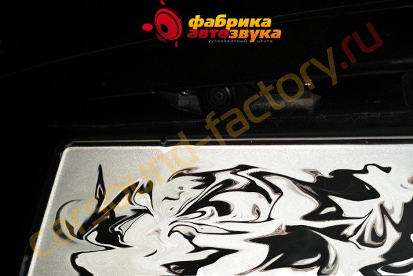 установка камеры заднего вида в место плафона заднего номера AVIS Mitsubishi Lancer X