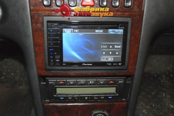 Установка магнитолы Pioneer Pioneer AVH-P3100DVD Merсedes E Class